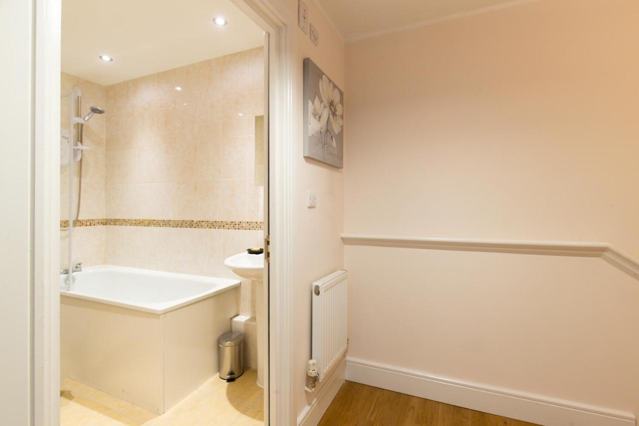 Velvet 1-Bedroom Apartment, Clockhouse, Ходесдън Екстериор снимка